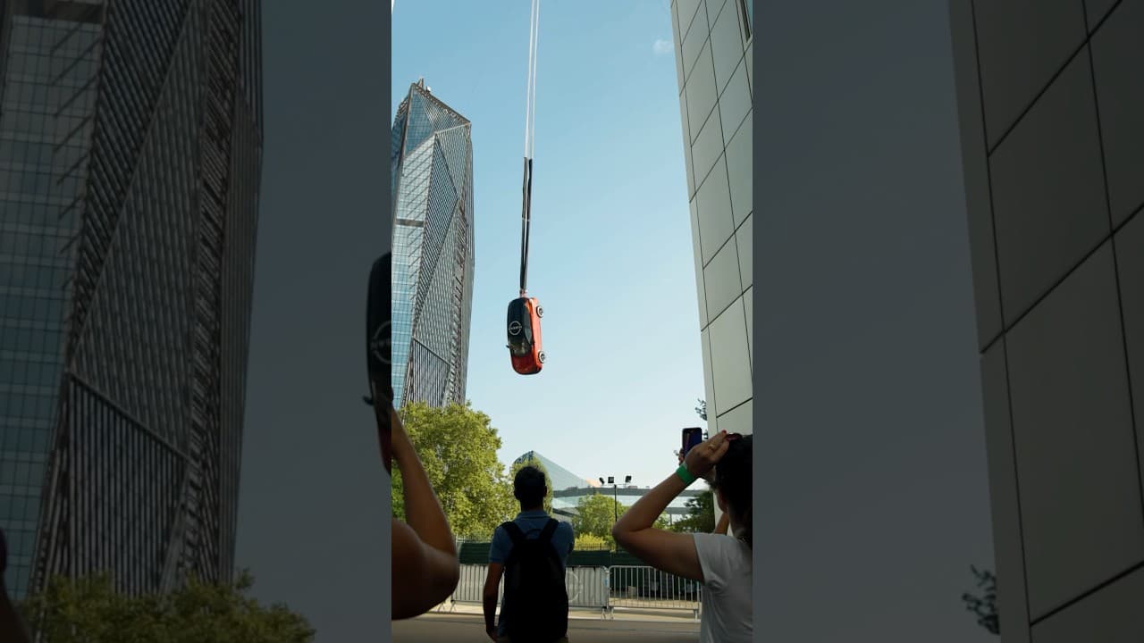 Rekord në Paris: Makina bën kërcimin më të lartë nga 65 metra