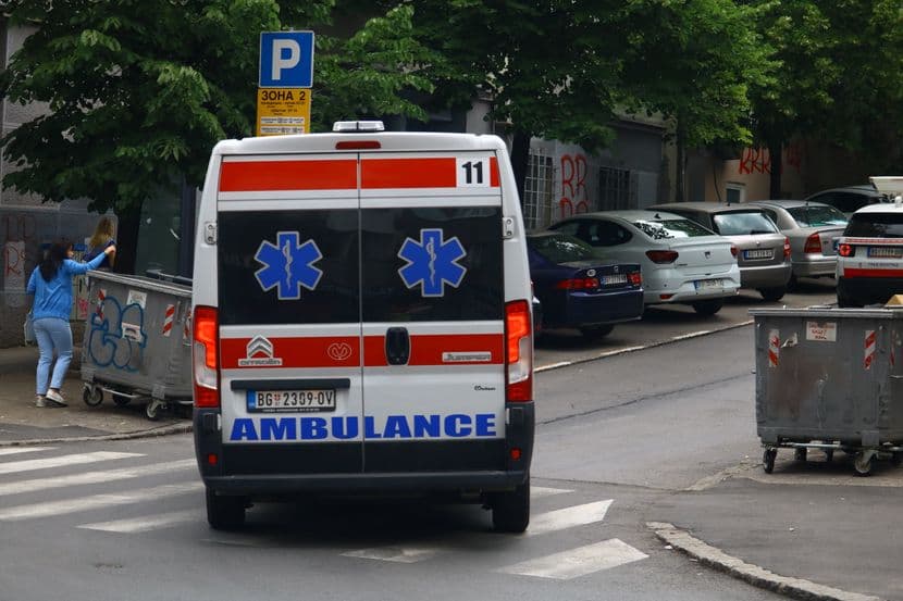 Serbi: Plaku thirri ambulancën se i kishte vdekur gruaja, e kur mbërritën mjekët, kishte vdekur edhe ai