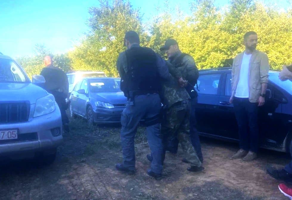 Një shtetas shqiptar i arrestuar për drogën milionëshe në Pejë, 6 persona tjerë në kërkim