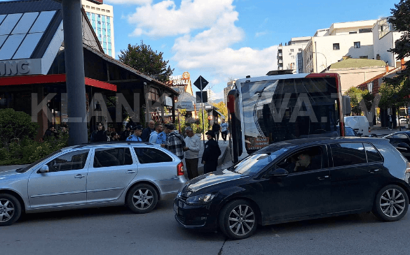 Autobusi i linjës 10 "24 Yjet" aksidentohet me një veturë, 'trazohet' qarkullimi