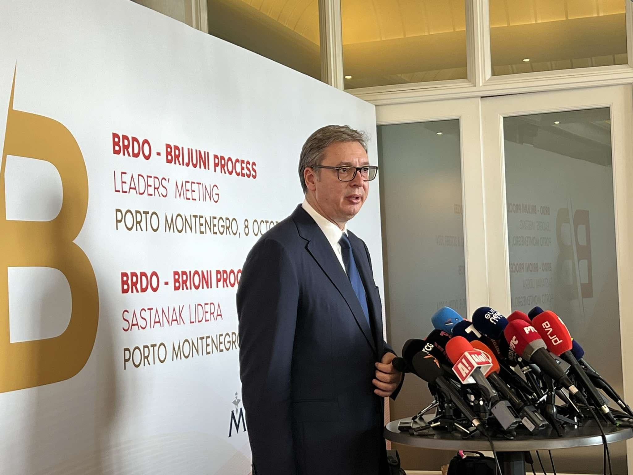 Vuçiq acarohet dhe fantazon nga pyetjet për Kosovën: Mos më provokoni, është territor i Serbisë