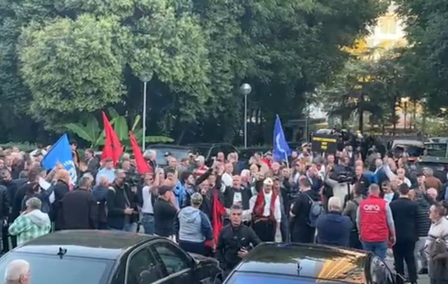 Protestuesit në Shqipëri grumbullohen te selia e PD-së