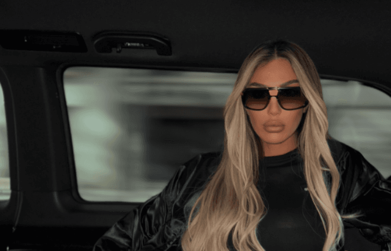 Adelina Tahiri e mban qenin në çantë