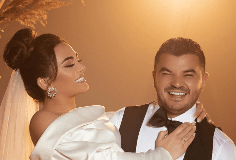 Albina Kelmendi pozon krah bashkëshortit