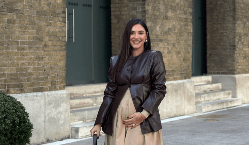 Alisa zgjedh veturën për të pozuar