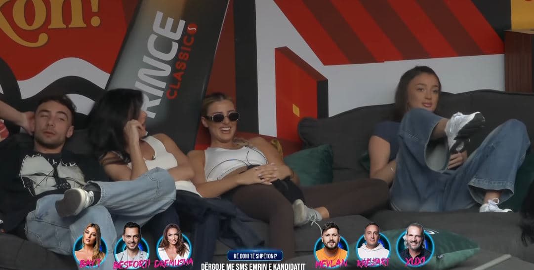 Ana nis debat me Xhenetën: Hajde puthmi këmbët (VIDEO)