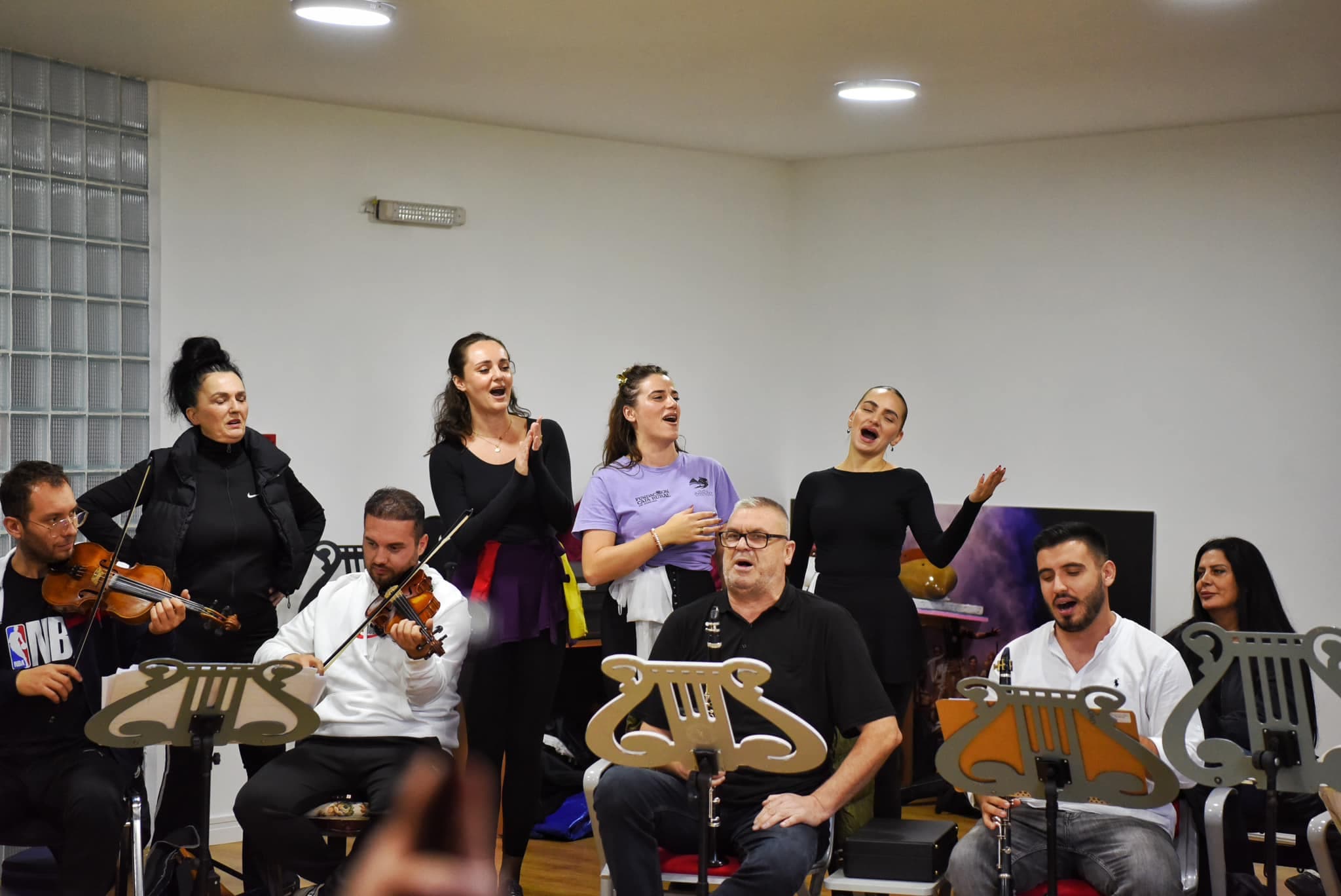 Çeku i kënaqur me ansamblin "Shota"