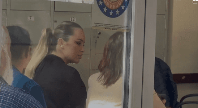 Antonela Berisha paraqitet në gjykatë - pas pak nis seanca për dhunën ndaj Klea Prengës