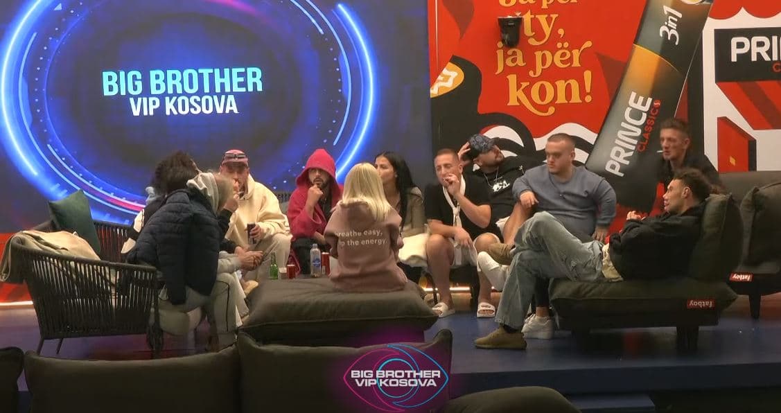 Banorët mblidhen në oborr dhe luajnë lojën me shkronja (VIDEO)