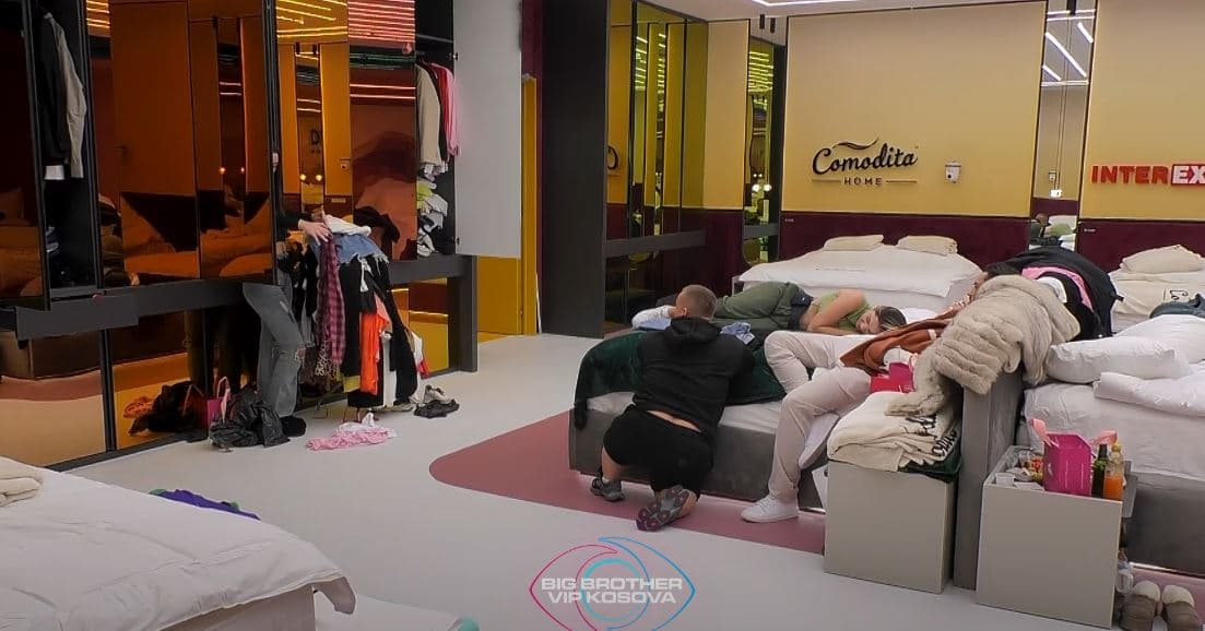 Ana ia dhuron pizhamet Burimit: Jo zemër, veç një këmbë më hyn në to (VIDEO)