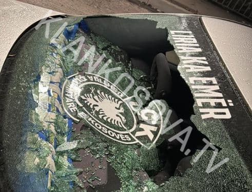 Kosovarit në Gjermani i thyhet xhami i veturës në të cilin ishte emblema e UÇK-së