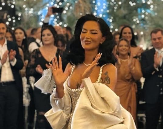 Dasmë përrallore! Ja si dukej Dafina Zeqiri në natën e saj të madhe