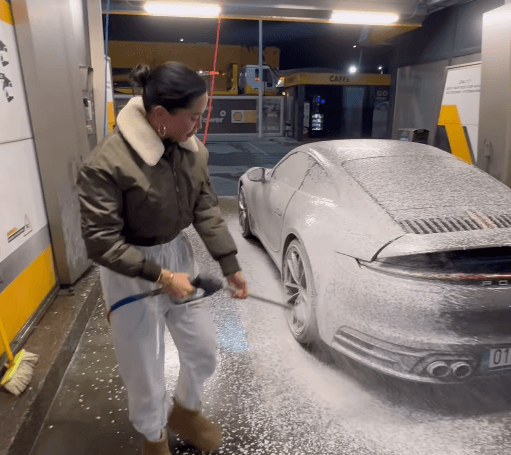 Dafina e vyeshme, pastron veturën “Porsche” të Kreshnikut