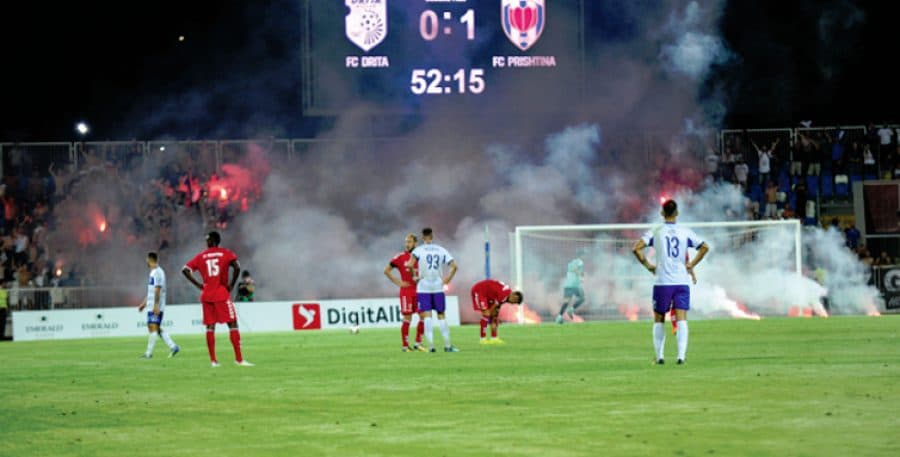 Adhurues të futbollit qëndroni para ekranit, Artmotion ju sjellë pesë ndeshje
