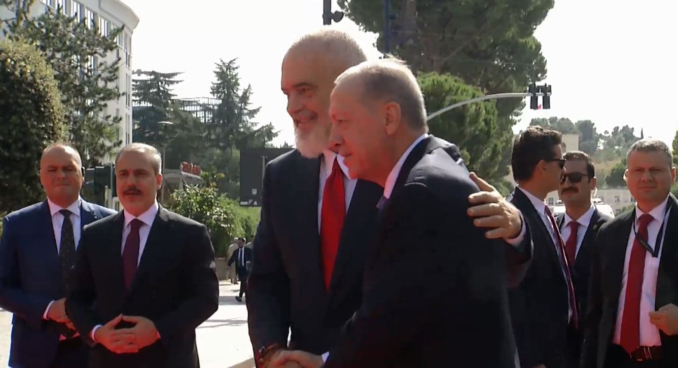 Pas Presidencës shqiptare, Erdogani mbërrin në Kryeministri - pritet nga Rama