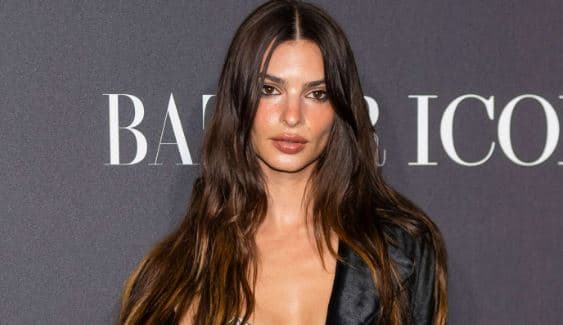 Emily Ratajkowski pozon pa sytjena