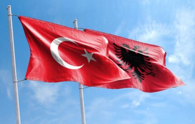 Shqipërinë e fuqizon Turqia me dronë kamikaz