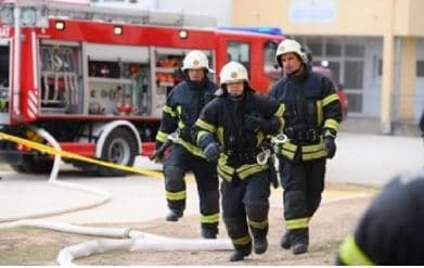 Përfshihet nga zjarri një shtëpi në Shtime, një person dërgohet për trajtim