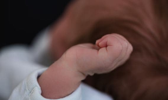 Vdes një foshnje në Spitalin e Shkupit, prindërit akuzojnë mjekët për neglizhencë