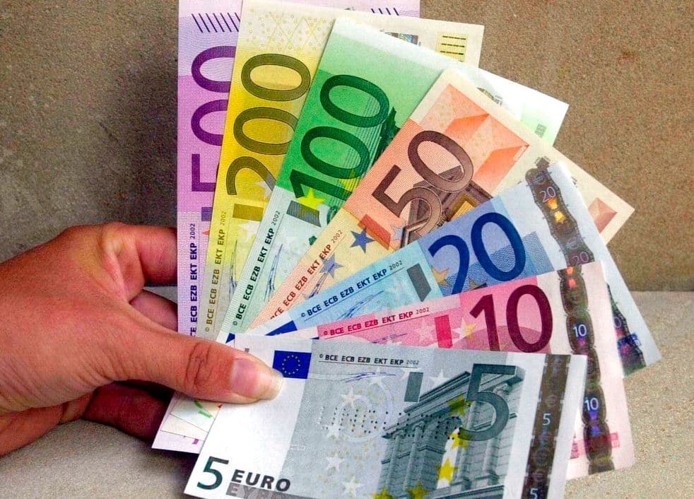 Shqiptarit nga Maqedonia i dorëzohen 1010 euro të vetat, që i gjeti qytetari nga Podujeva