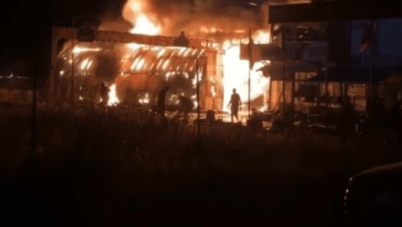 Përfshihet nga zjarri një stallë në Shkodër, digjen 22 bagëti