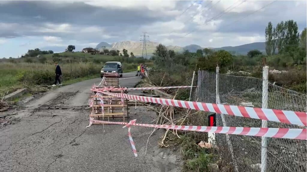 Reshje shiu në Lezhë, bllokohen disa rrugë