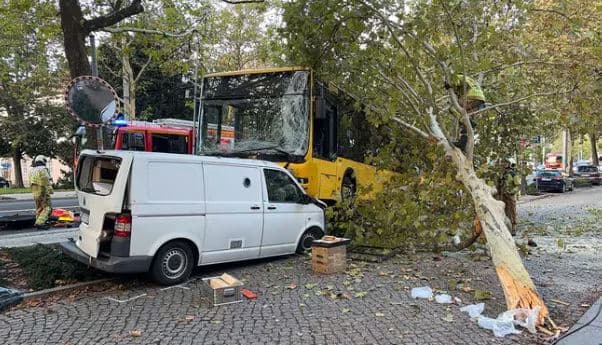 Aksidentohet autobusi në Gjermani, lëndohen 30 persona