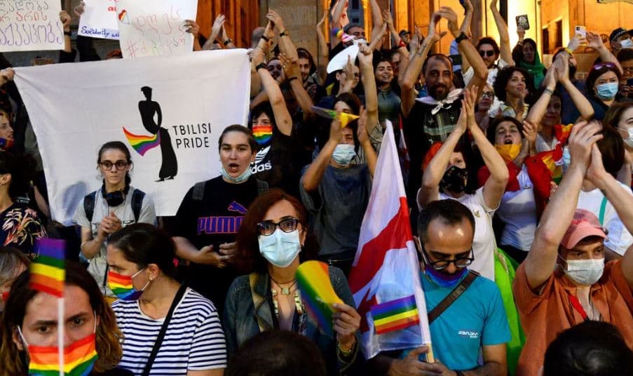 Kryetari i parlamentit gjeorgjian nënshkruan ligjin që frenon të drejtat e LGBT-së