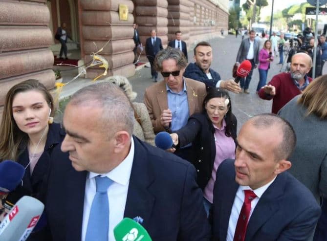 Eurodeputeti shqiptar Fredi Beleri gjuhet me vezë dhe shishe kosi
