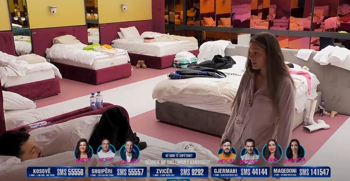 Lela pajtohet me Gjestin, e puth dhe përqafon (VIDEO)