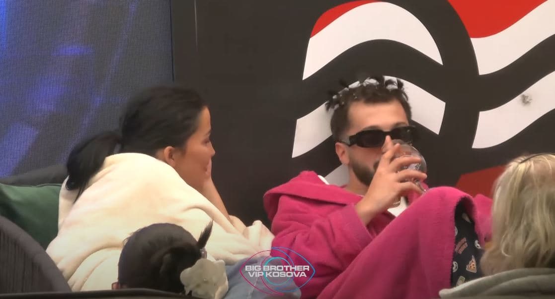 Xheneta pyet a ka qenë i dashuruar, Gjesti: Po more (VIDEO)