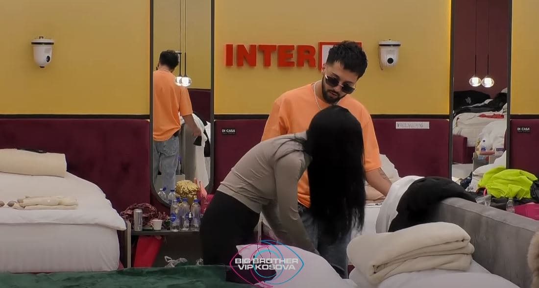 Vazhdon drama mes Xhenetës dhe Gjestit: Me mu e ke fshi (VIDEO)