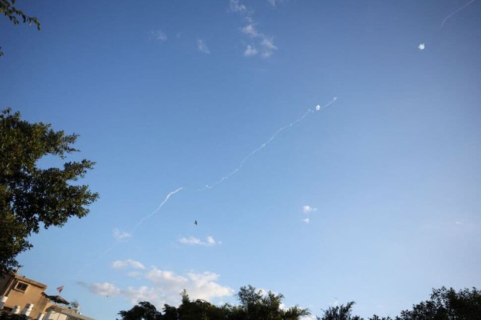 Hezbollahu thotë se lëshoi breshëri raketash në Izrael, Blinken kthehet duke kërkuar armëpushim