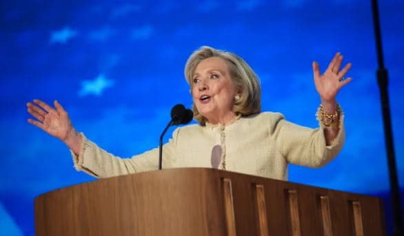 Hillary Clinton mbushi 77 vjet