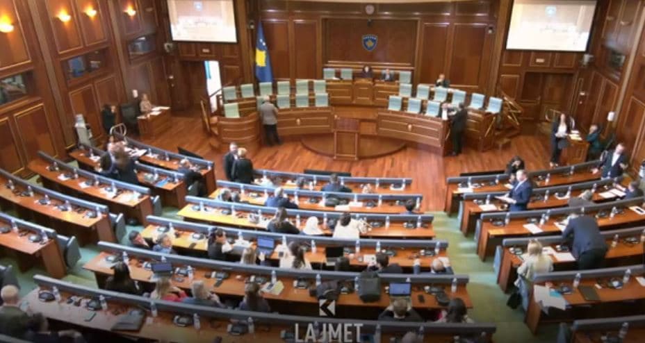 Polemikat në Kuvend: Raporti i progresit u “ndryshua” me AI (VIDEO)