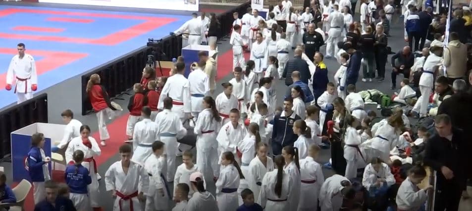 Qindra garues në turneun e karatesë "Zahir Pajaziti" (VIDEO)