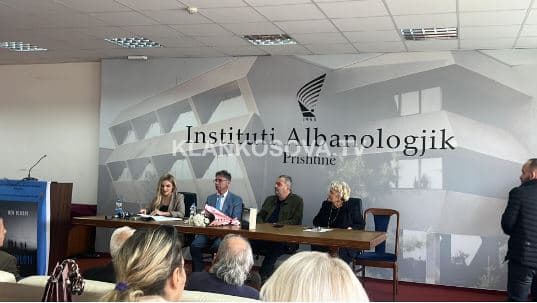 Në Institutin Albanologjik promovohet romani "Komploti" i publicistit të njohur Ben Blushi