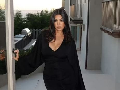 Kourtney Kardashian merr vëmendjen në të zeza