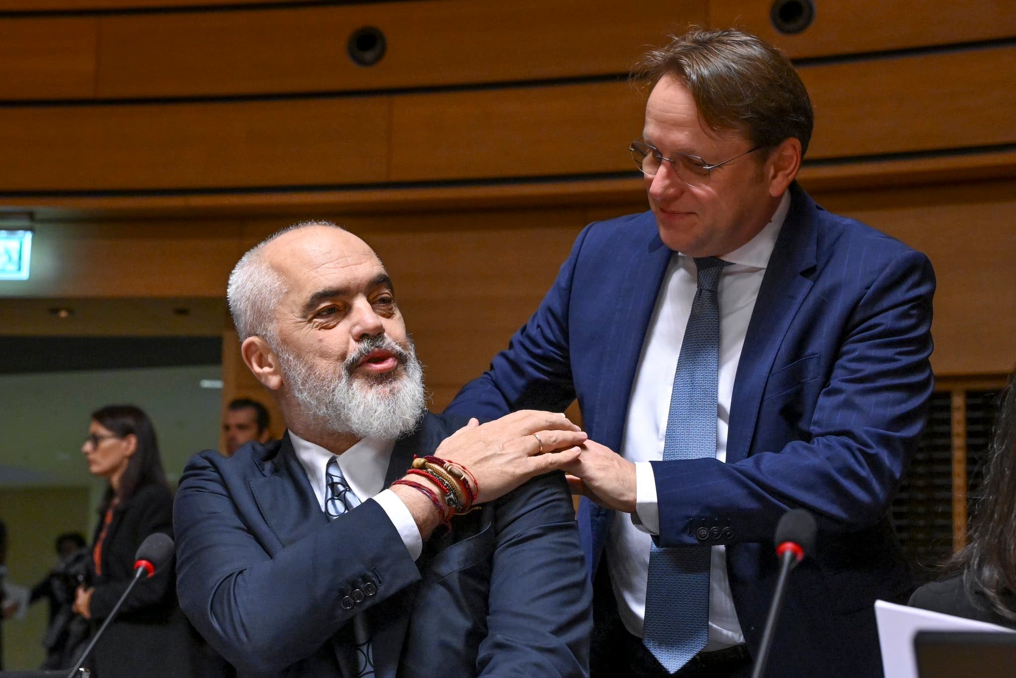 Varhelyi: Shqipëria përmbushi reformat e kërkuara me vendosmëri