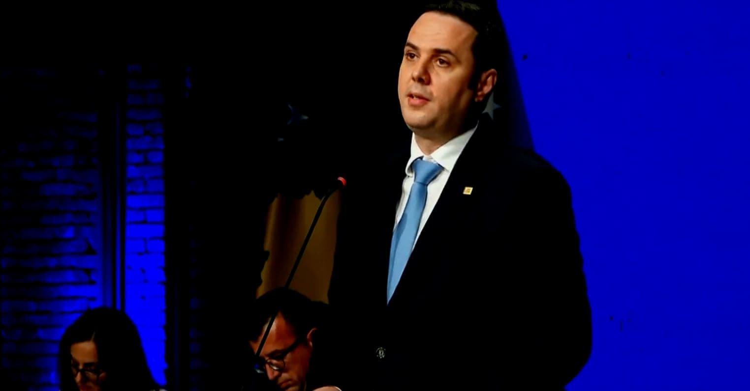 Abdixhiku i reagon sërish Kurtit për pagat, thotë se po e bën dallimin!
