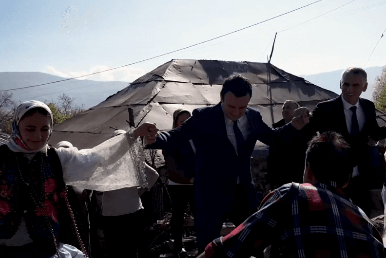 Edhe kryeministri Kurti hodhi sot valle me surle e tupane (VIDEO)