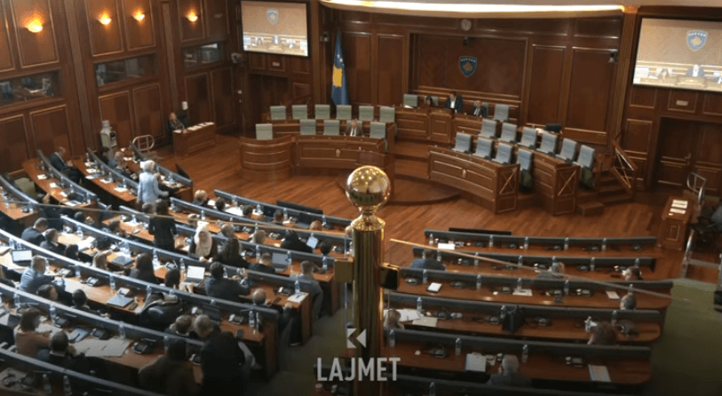 Kuvendi ''gjysmak'': Rikthehet pozita, i hakmerret opozita (VIDEO)