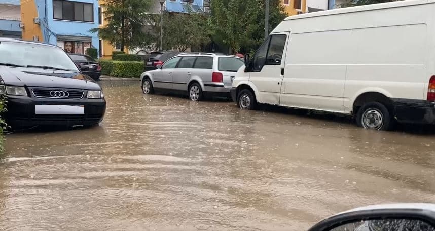 Shiu "pushton" Shqipërinë, rrugët e Lezhës si lumenj