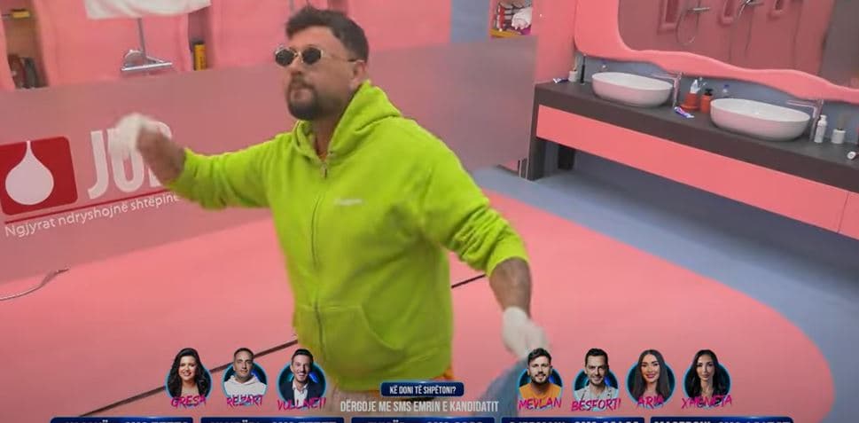 Mevlani "harron" pastrimin e tualetit kur i lëshohet kënga e preferuar (VIDEO)