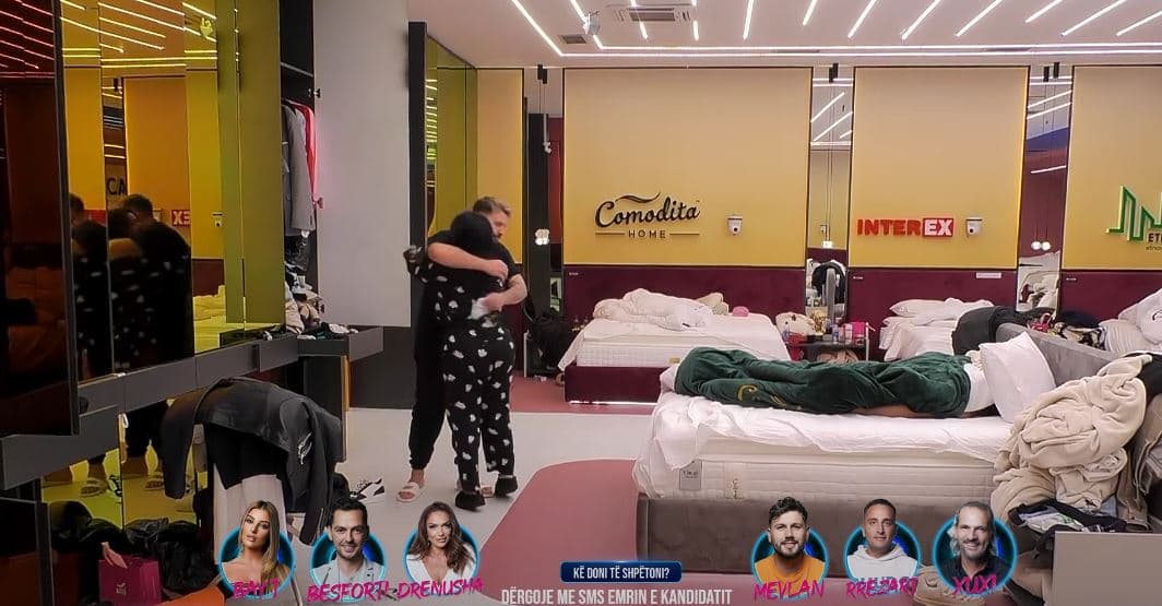 Mevlani dhe Gresa e nisin ditën në përqafimin e njëri-tjetrit (VIDEO)