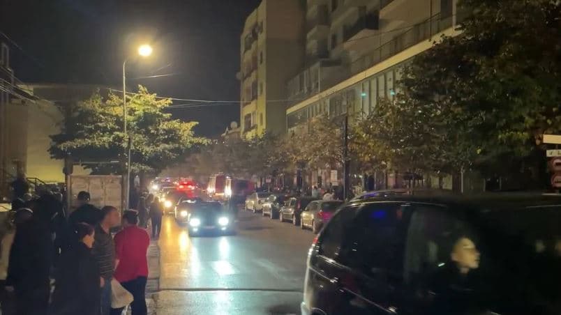 Zjarri në ndërtesën 10-katëshe në Lezhë, tre zjarrfikës dhe një banor përfundojnë në spital