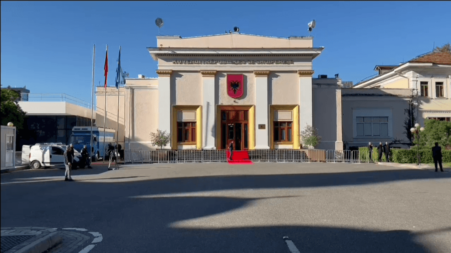 Parlamenti i Shqipërisë “blindohet” para seancës