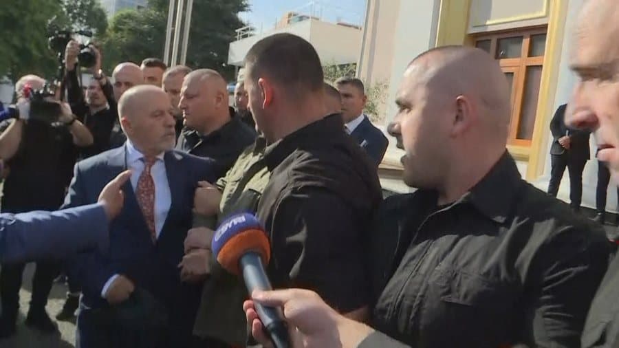 Deputetët e opozitës në Shqipëri përplasen me gardistët në hyrje të Parlamentit