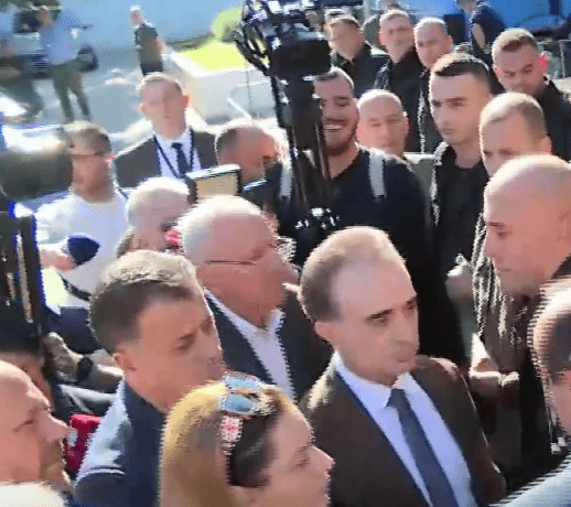 Sërish përplasje në dyert e Kuvendit të Shqipërisë
