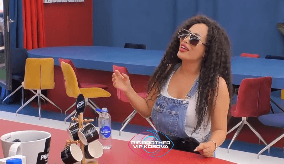 Rovena risjell live këngën ''Fati i zi'', i ndërhyn Gjesti (VIDEO)